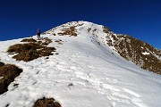 50 Saliamo seguendo pochi paletti segnavia, pestando neve e tracciando percorso 